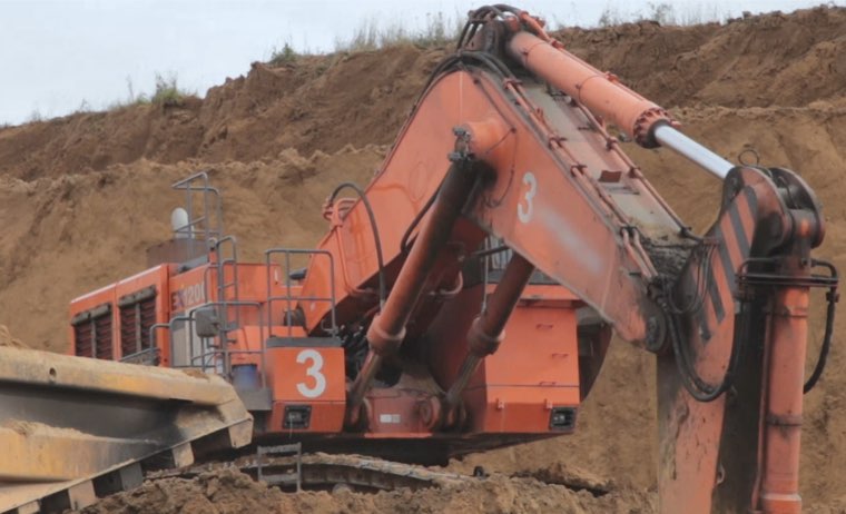 Excavator working a face